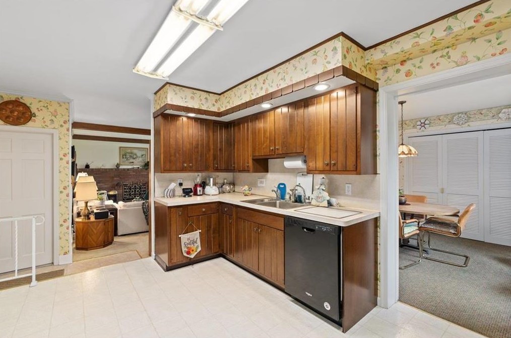 34 Iroquois St, Emmaus PA  18049-2818 exterior