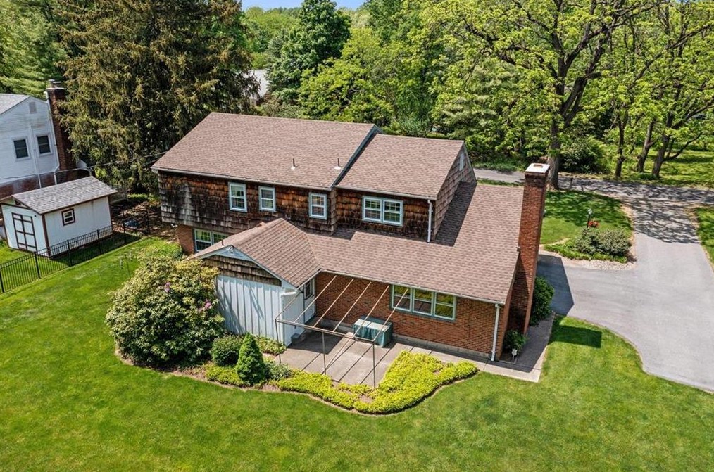 34 Iroquois St, Emmaus PA  18049-2818 exterior