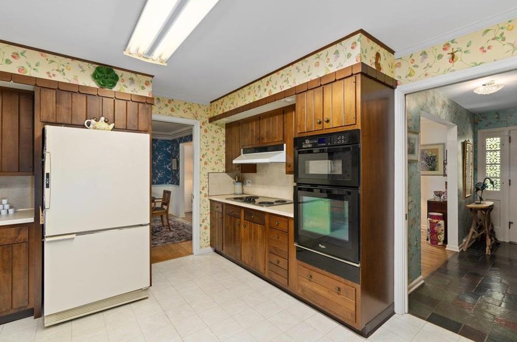 34 Iroquois St, Emmaus PA  18049-2818 exterior