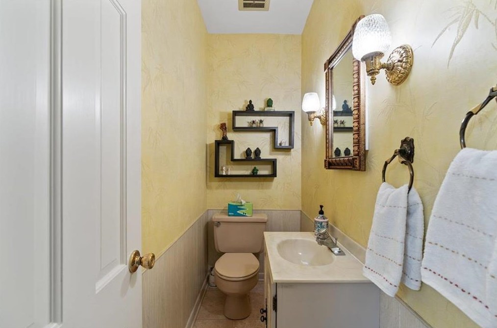 34 Iroquois St, Emmaus PA  18049-2818 exterior