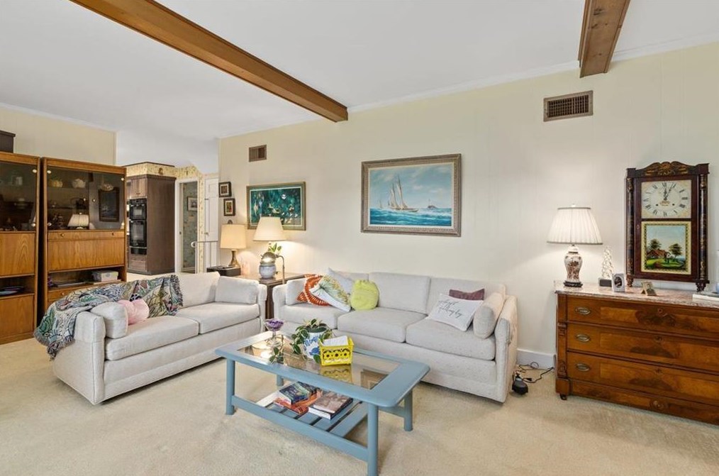 34 Iroquois St, Emmaus PA  18049-2818 exterior