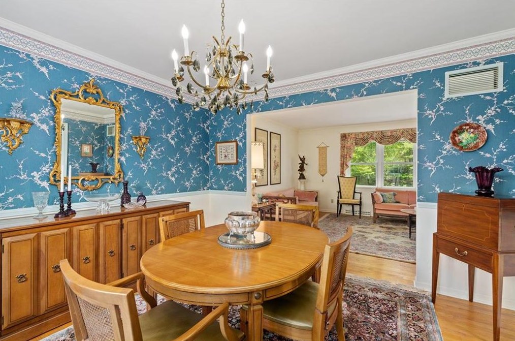 34 Iroquois St, Emmaus PA  18049-2818 exterior