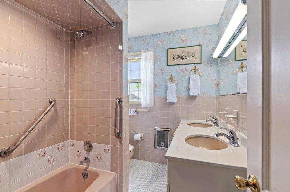 34 Iroquois St, Emmaus PA  18049-2818 exterior