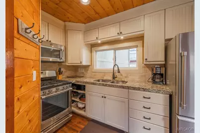 405 Sugarloaf Boulevard, Big Bear City, CA 92314 - Photo 9