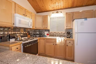 335 W Sherwood Boulevard, Big Bear City, CA 92314 - Photo 9