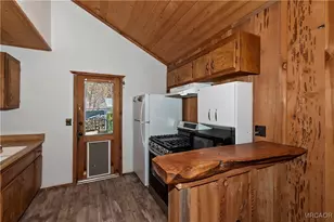 305 Wabash Ln, Sugarloaf, CA 92386 - Photo 13