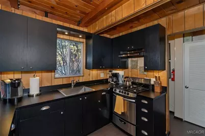 1018 Robinhood Boulevard, Big Bear City, CA 92314 - Photo 11