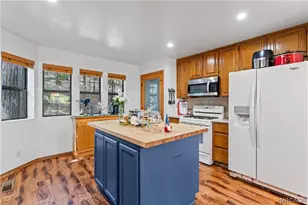 27528 Ashwood Ln, Lake Arrowhead, CA 92352 - Photo 3
