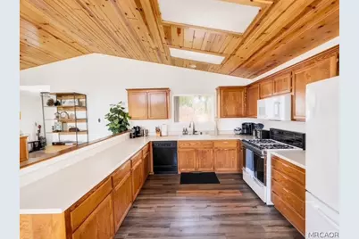 33159 Holcomb Creek Drive, Green Valley Lake, CA 92341 - Photo 7