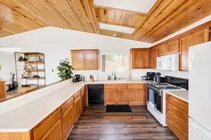 33159 Holcomb Creek Dr, Green Valley Lake, CA 92341 - Photo 7