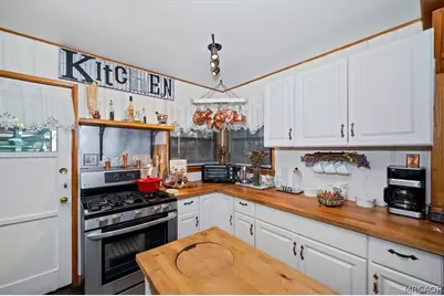 39252 Mohawk Drive, Fawnskin, CA 92333 - Photo 13