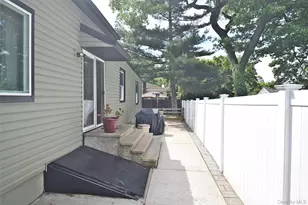 22 Salem Pl, Copiague, NY 11726 - Photo 17