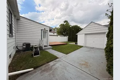 7 Foran Place, Hicksville, NY 11801 - Photo 17