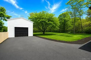 329 Railroad Ave, Center Moriches, NY 11934 - Photo 5