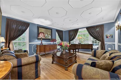 1 Springwood Path, Syosset, NY 11791 - Photo 7