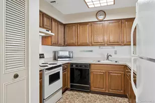 156 W Cambridge Dr E, Copiague, NY 11726 - Photo 21