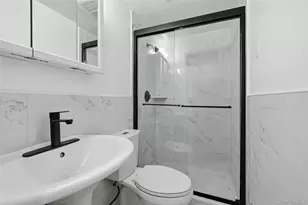 18 Park Dr E, Syosset, NY 11791 - Photo 23