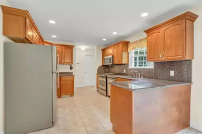 25 Middlesex Avenue, Oakdale, NY 11769 - Photo 11
