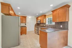 25 Middlesex Ave, Oakdale, NY 11769 - Photo 11