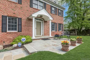 25 Middlesex Ave, Oakdale, NY 11769 - Photo 3