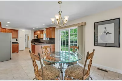 25 Middlesex Avenue, Oakdale, NY 11769 - Photo 9