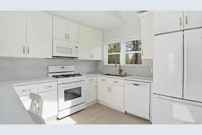 32 Red Creek Road, Hampton Bays, NY 11946 - Photo 9