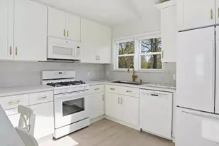 32 Red Creek Rd, Hampton Bays, NY 11946 - Photo 9
