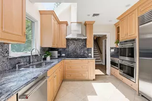 17 Glenwood Dr, Great Neck, NY 11021 - Photo 7
