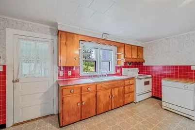 1055 Oregon Road, Mattituck, NY 11952 - Photo 9