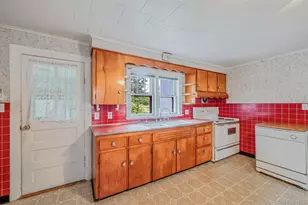 1055 Oregon Rd, Mattituck, NY 11952 - Photo 9