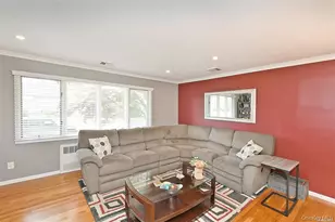 91 Pollok Pl, Hicksville, NY 11801 - Photo 5