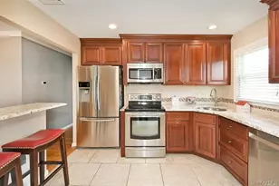 91 Pollok Pl, Hicksville, NY 11801 - Photo 9