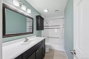 86 W Cambridge Dr W, Copiague, NY 11726 - Photo 33