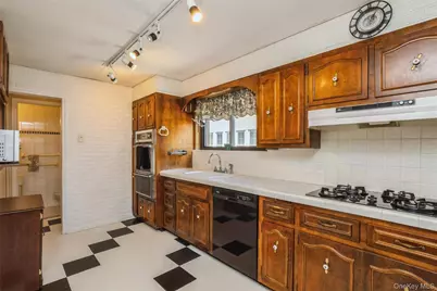 4 May Court, West Hempstead, NY 11552 - Photo 15