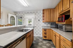 8 Cayuga Dr, Peekskill, NY 10566 - Photo 15