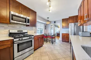 2 Wellesley Ln, Hicksville, NY 11801 - Photo 3