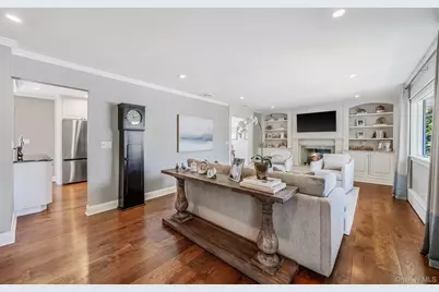 36 Manitton Court, Islip, NY 11751 - Photo 5