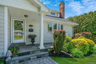 36 Manitton Ct, Islip, NY 11751 - Photo 3