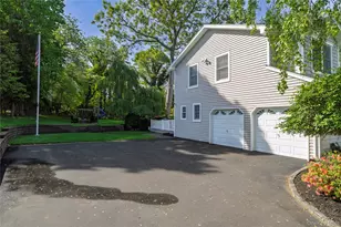 4 Crabapple Ct, Mount Sinai, NY 11766 - Photo 3