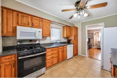 19 Oakland Avenue, Miller Place, NY 11764 - Photo 11