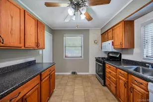 19 Oakland Ave, Miller Place, NY 11764 - Photo 9