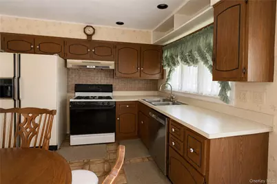 1108 McDonald Avenue, Wantagh, NY 11793 - Photo 11