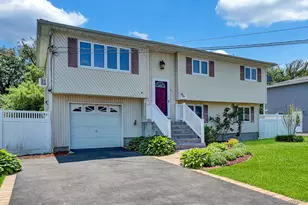 86 Paris Ct, West Islip, NY 11795 - Photo 3