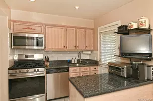 548 Stratford Rd, West Hempstead, NY 11550 - Photo 13