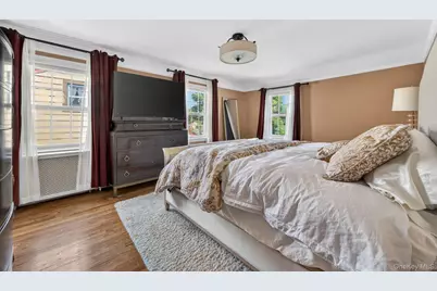1049 Admont Avenue, Franklin Square, NY 11010 - Photo 17