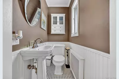 1049 Admont Avenue, Franklin Square, NY 11010 - Photo 11
