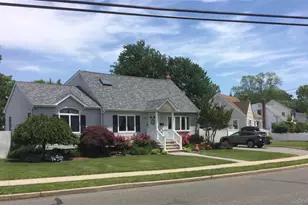 104 Phyllis Dr, Lindenhurst, NY 11757 - Photo 3
