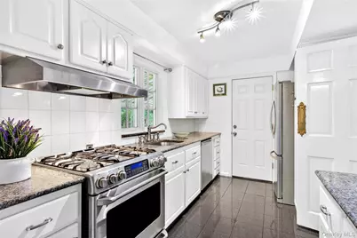 60 Mill Spring Road, Manhasset, NY 11030 - Photo 7
