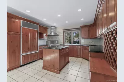 2 Amherst Road E, Great Neck, NY 11021 - Photo 13
