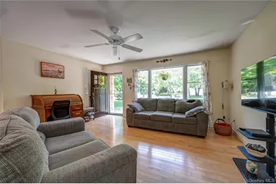 37 Crescent Bow, Ridge, NY 11961 - Photo 5